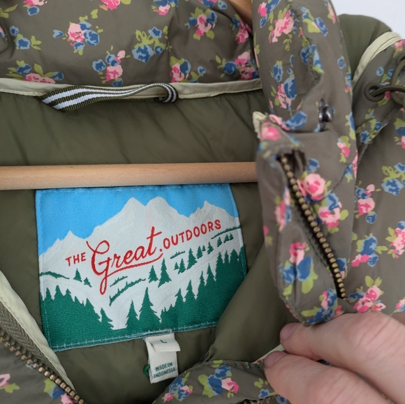 THE GREAT. Down Puffer Jacket in Cypress Basin Floral - Picture 4 of 12